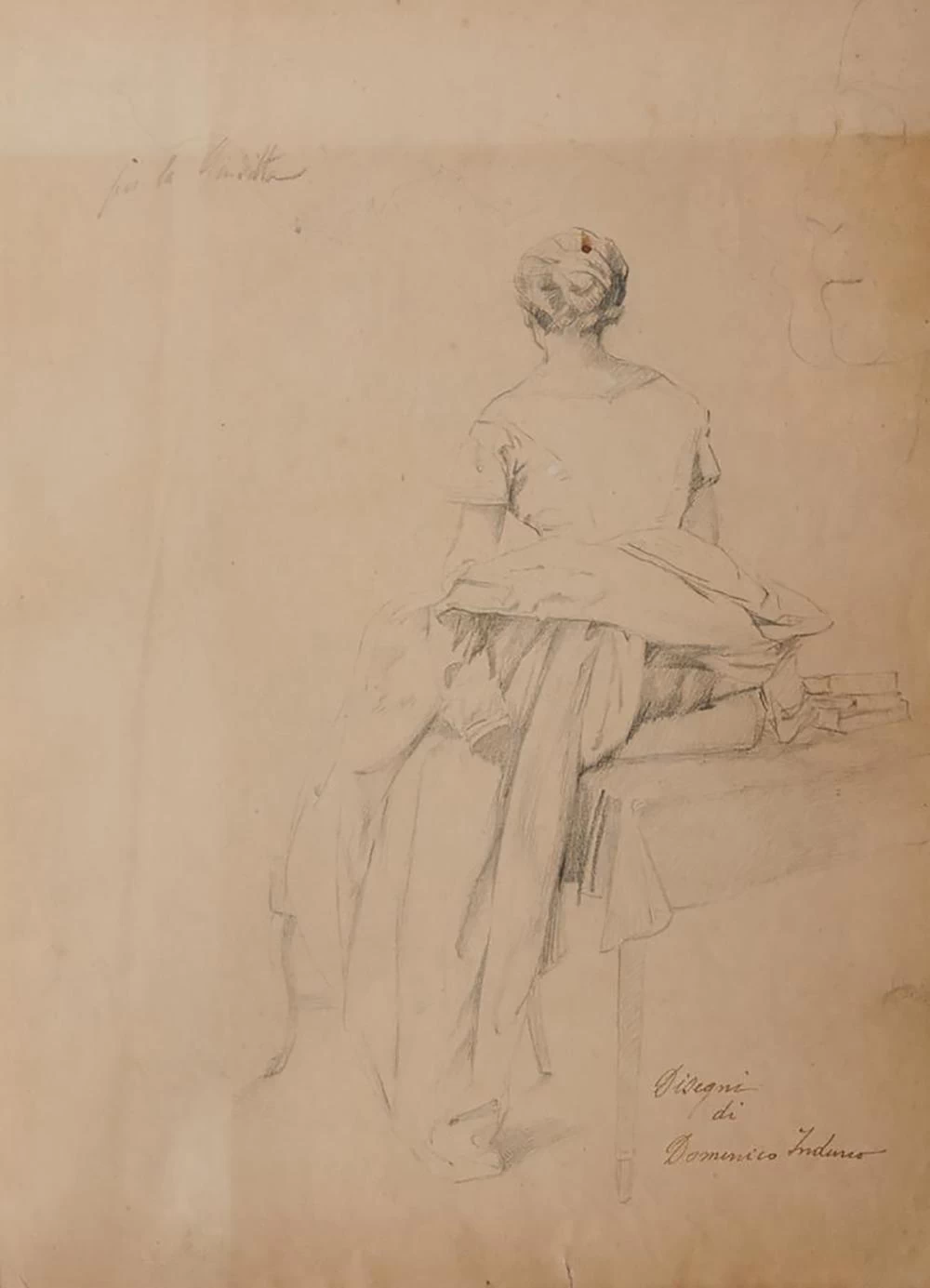 Figura femminile seduta di spalle